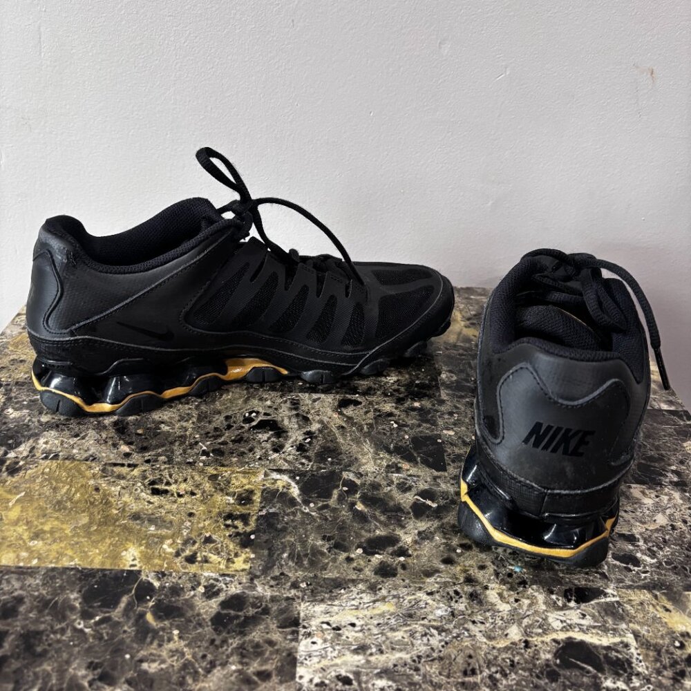 Nike Men's Reax 8 TR Sneakers Black/Gold SZ: 9 - Picture 5 of 16